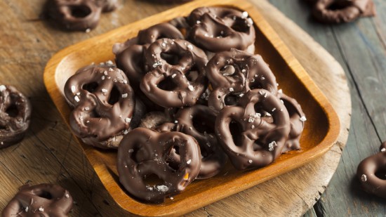 Chocolate-dipped-pretzels